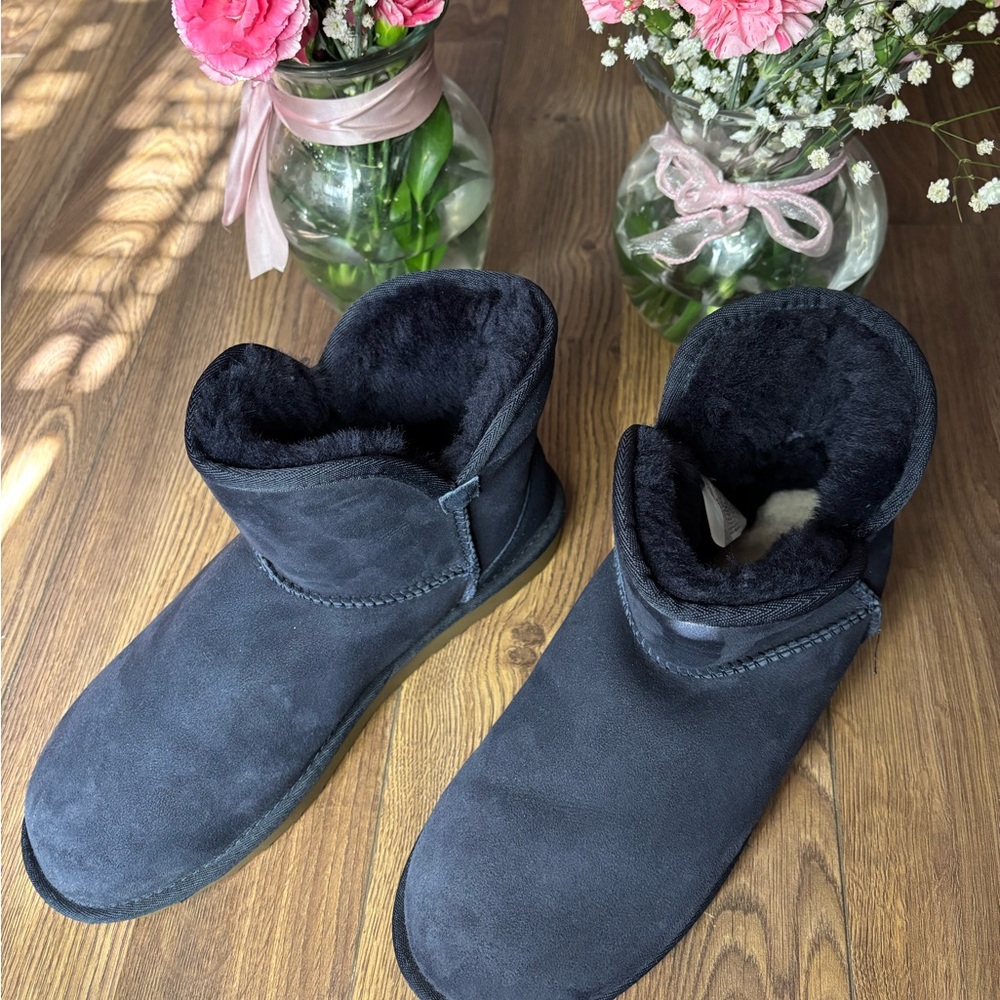 Women’s navy blue winter boots